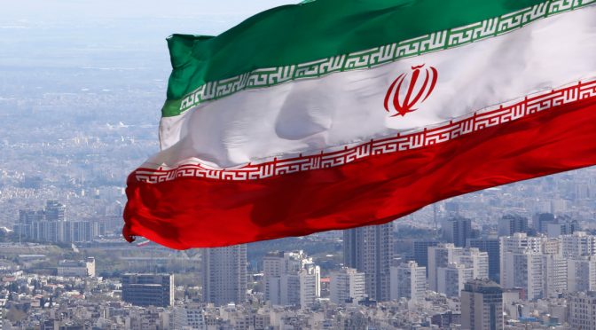 Регулатор в САЩ заплашва медии заради начина на отразяване на войната с Иран