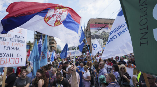 Студенти и синдикати протестираха пред сградата на правителството в Белград