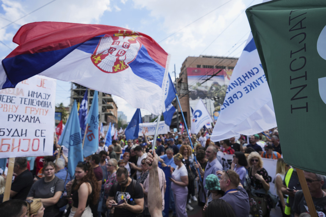 Студенти и синдикати протестираха пред сградата на правителството в Белград