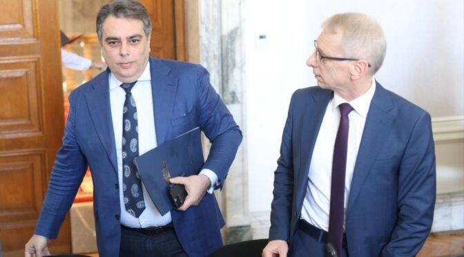 Василев и Денков остро критикуваха прокуратурата и съда по случая с кмета на Варна