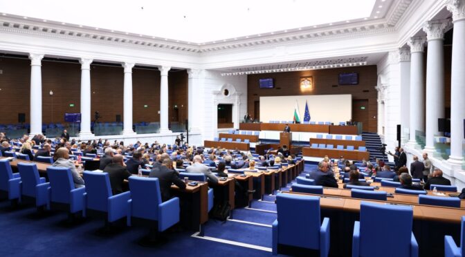 Какво празнуваме на 9 май? Партиите в НС се разделиха