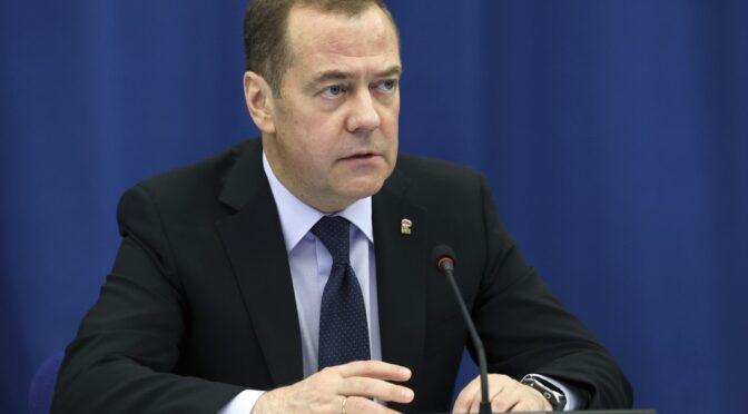 Медведев нарече "антируска" сделката между ЕС и САЩ заради последиците за руския петрол и газ