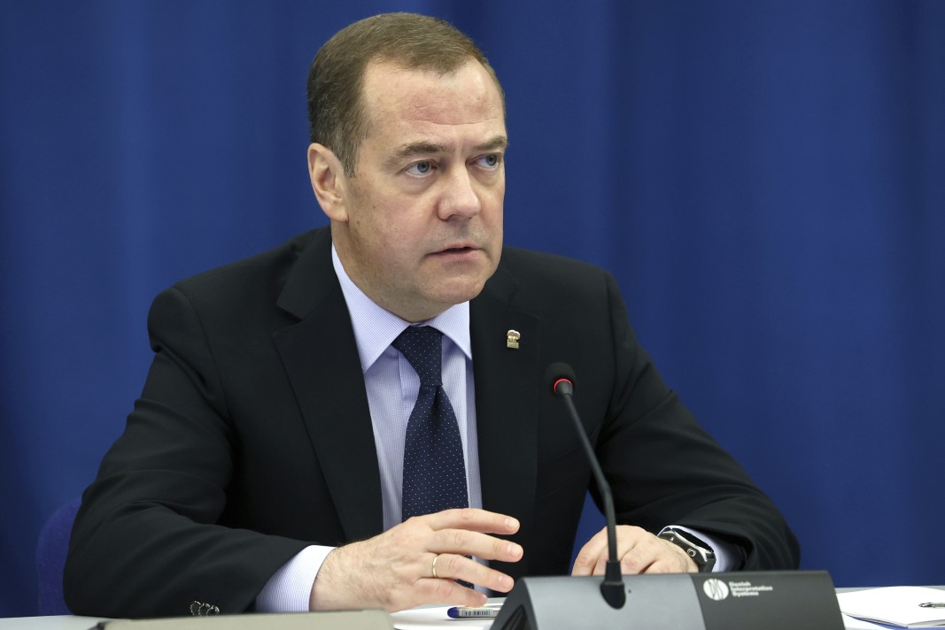 Медведев нарече "антируска" сделката между ЕС и САЩ заради последиците за руския петрол и газ