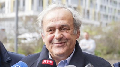 Платини зове президента на ФИФА да подаде оставка