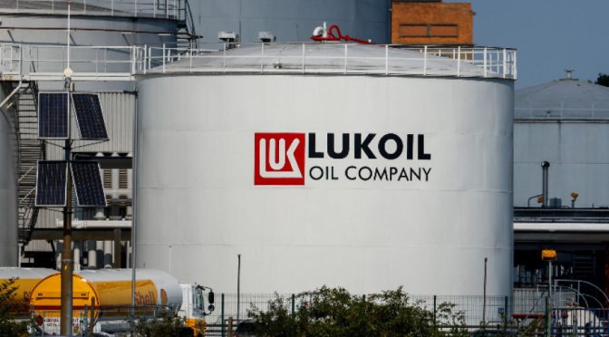 "Карлайл" проучва възможността да придобие чуждестранните активи на "Лукойл"