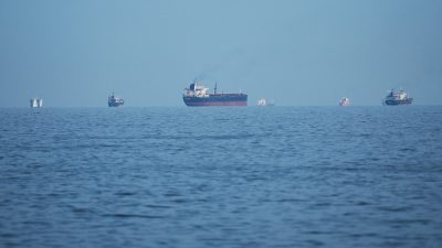 Корабоплаването през Ормуз спадна до едноседмичен минимум