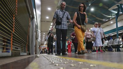 КЗД се самосезира за достъпността на метрото за незрящи