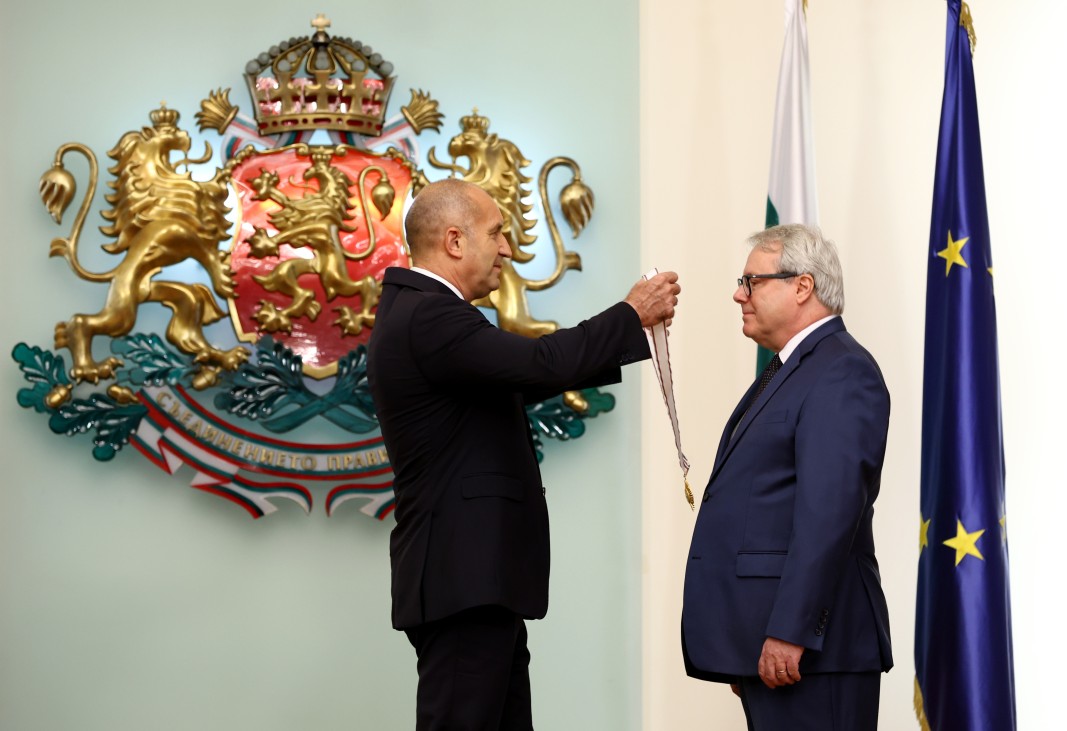 Президентът Радев удостои с орден "Мадарски конник" посланика на Франция