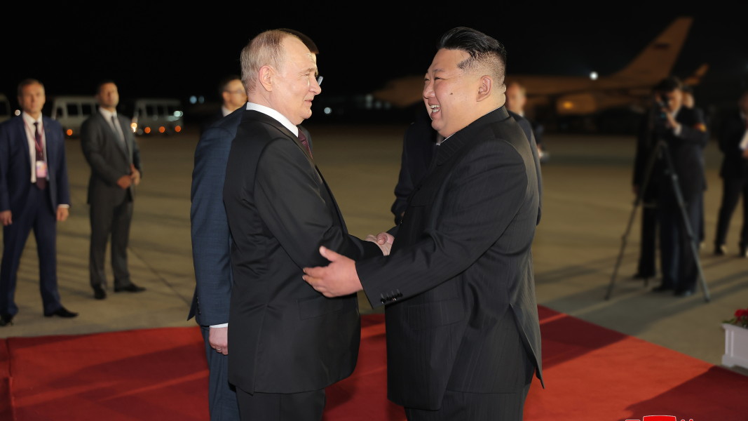 Ким Чен-ун посрещна Путин на пистата през нощта