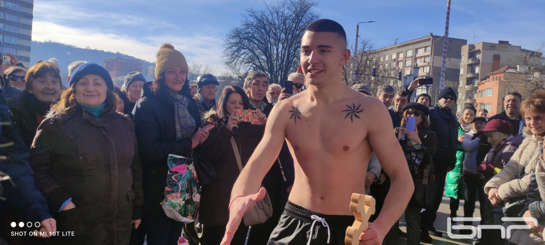 В Габрово 30-ина смелчаци скочиха в ледена Янтра за Богоявленския кръст