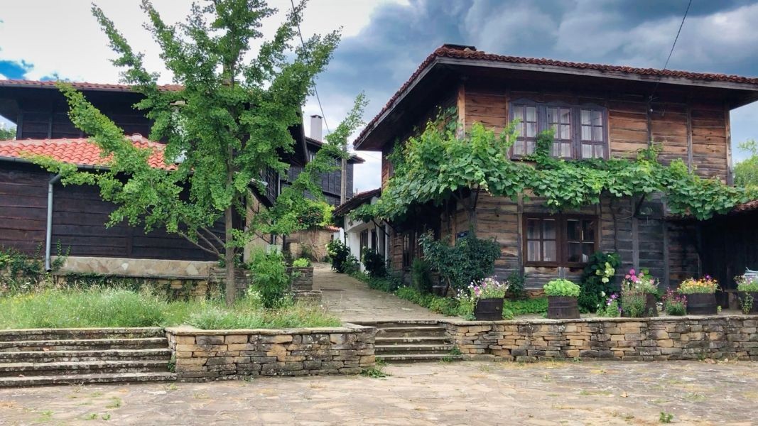 Разходка в миналото – село Медвен и дървените му къщи, които устояват на времето