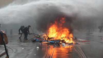Сблъсъци между полицията и протестиращи избухнаха в Брюксел