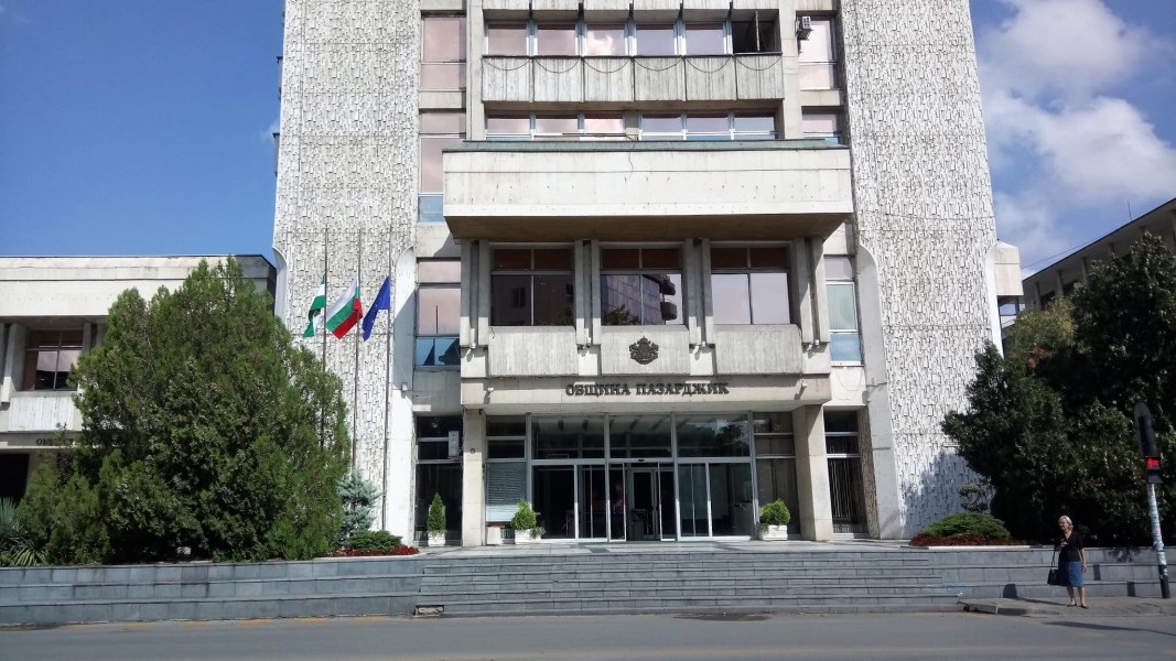 Общинските съветници в Пазарджик отказаха да намалят заплатите си