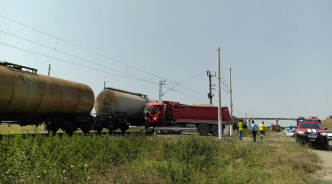 Влак помете камион на  жп прелез край Пловдив