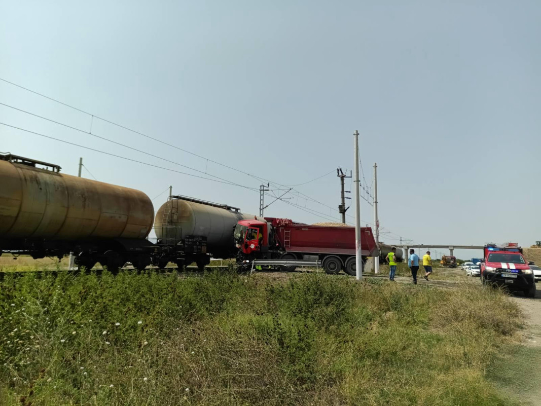 Влак помете камион на  жп прелез край Пловдив