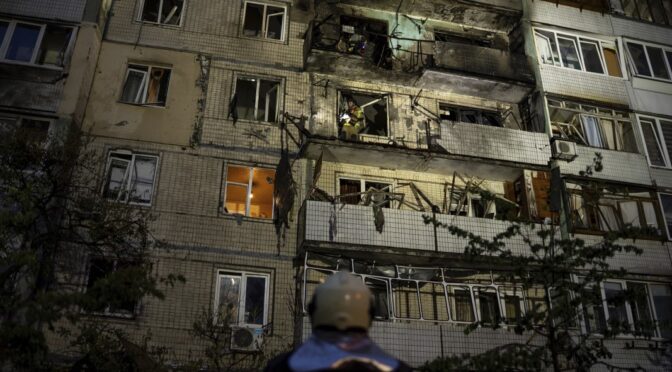 15 души са ранени при десетки нападения с балистични ракети и дронове по Киев