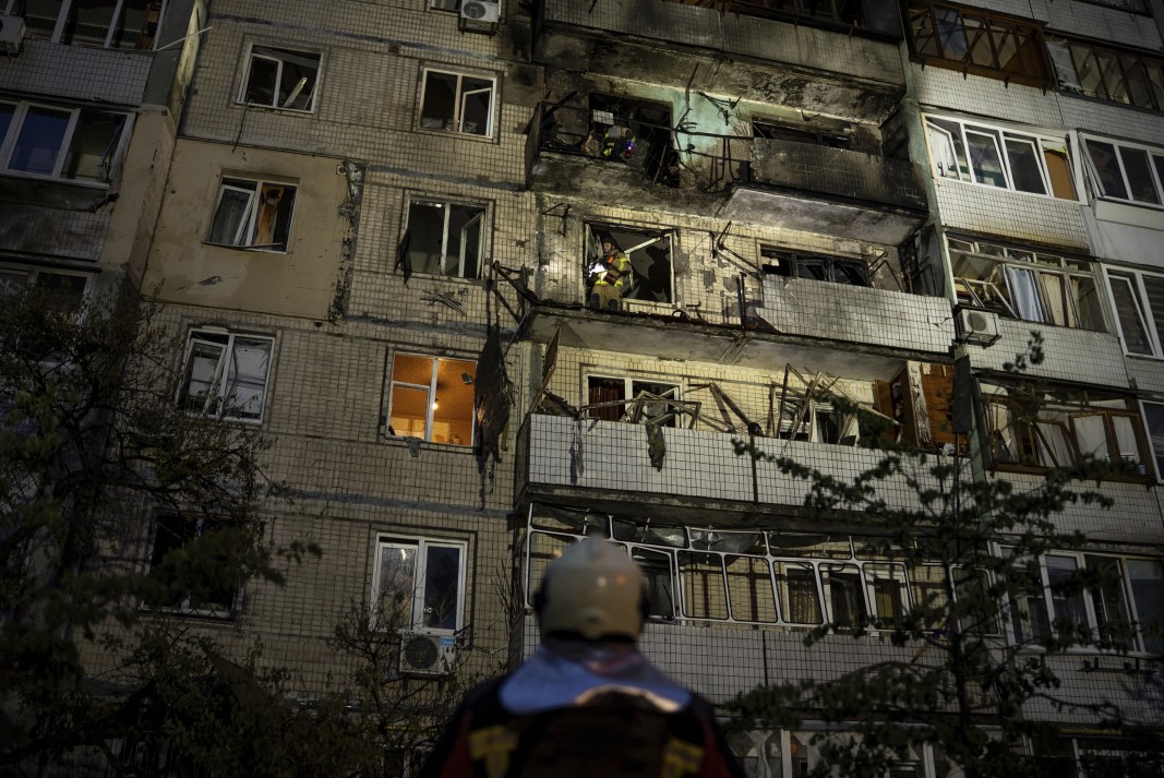 15 души са ранени при десетки нападения с балистични ракети и дронове по Киев