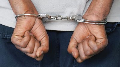 Задържаха двама служители на НАП за поискан подкуп