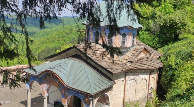 На днешния празник в църквата "Успение Богородично" в Габрово деца получиха Свето Кръщение