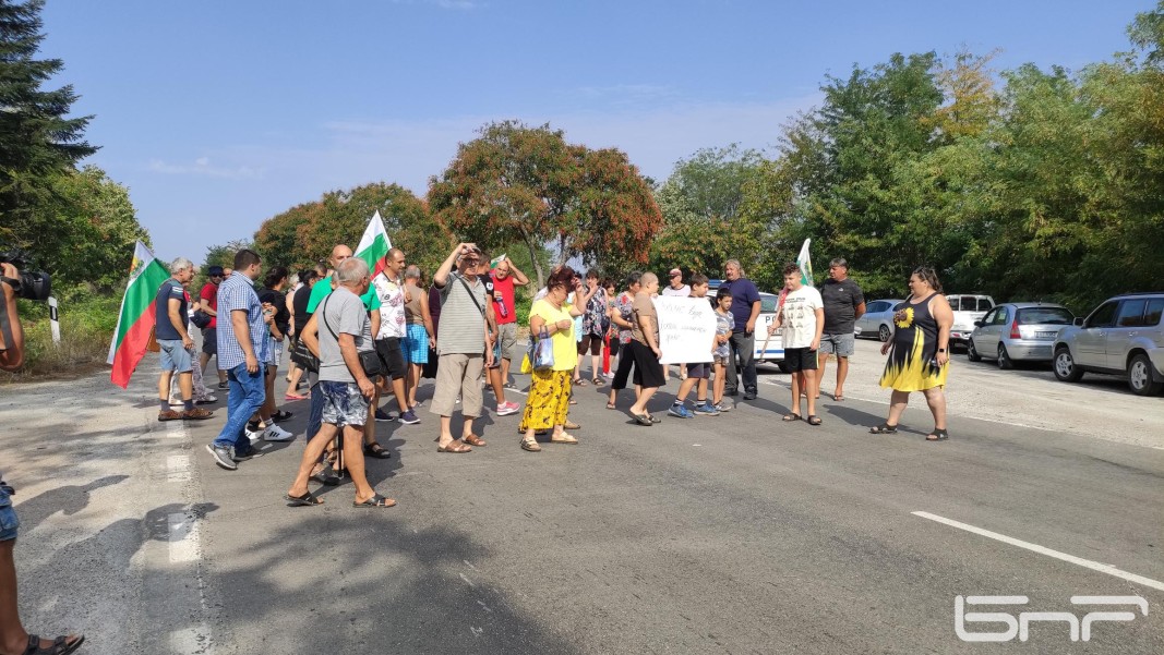 Жителите на четири свищовски села, страдащи от безводие, затвориха за половин час пътя Плевен-Русе