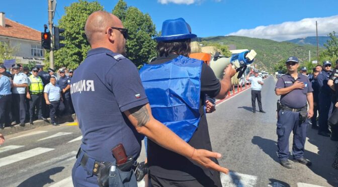 Протестът на горските служители в Кресна е прекратен, арестуваха организаторите