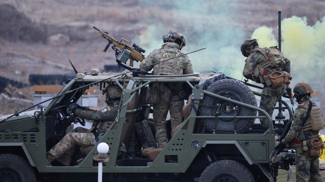 Български и испански военнослужещи показаха бойни способности на полигона "Црънча“