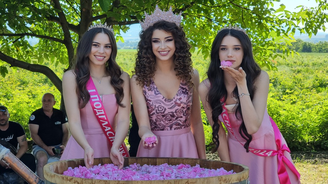 Хиляди гости от България и чужбина на "Розобер" край Казанлък