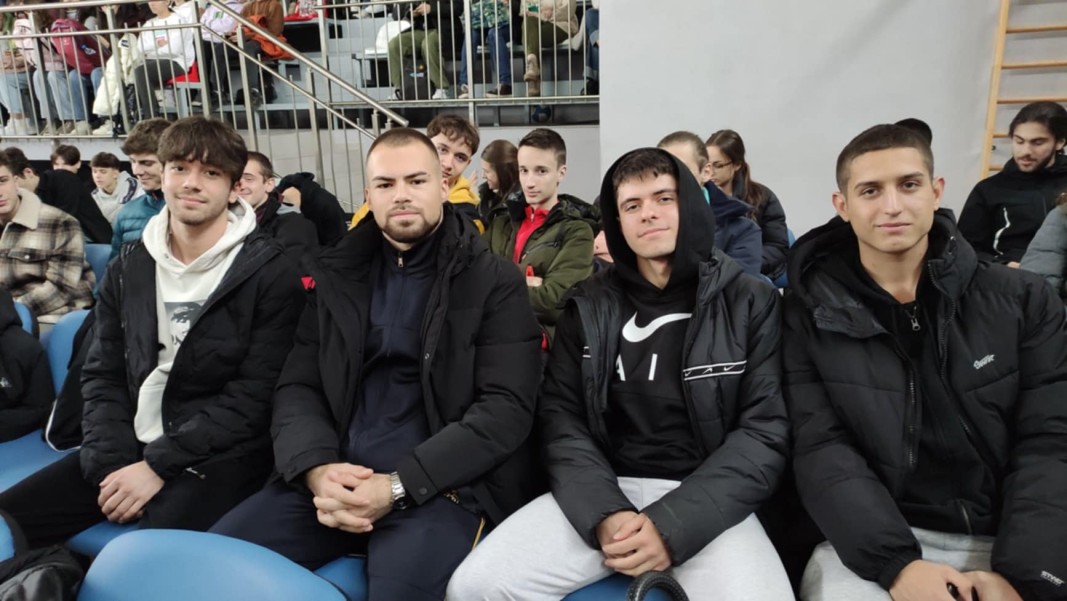 Автомобилният състезател Илия Царски говори с ученици за войната по пътищата