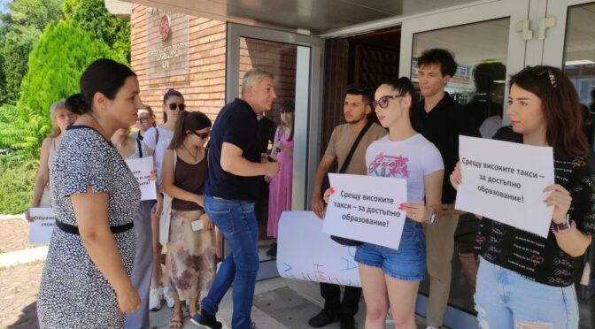 Студент за по-високите такси: С един родител сме. Аз и сестра ми работим, за да учим