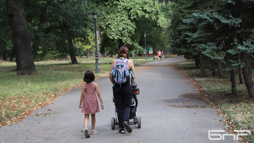 Едва 15 на сто от българите биха станали приемни родители