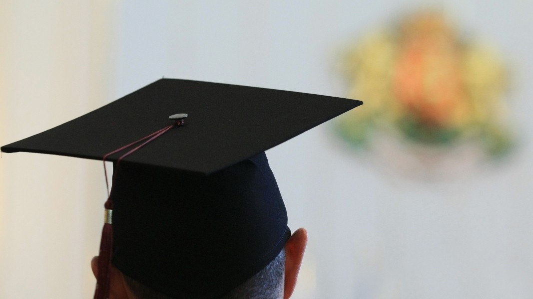 Заплатите на всички преподаватели в държавните университети ще бъдат увеличени с 290 лв.