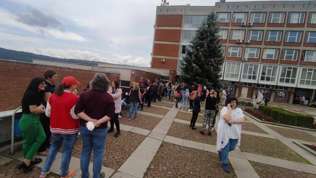 Във Великотърновския университет излязоха на протест