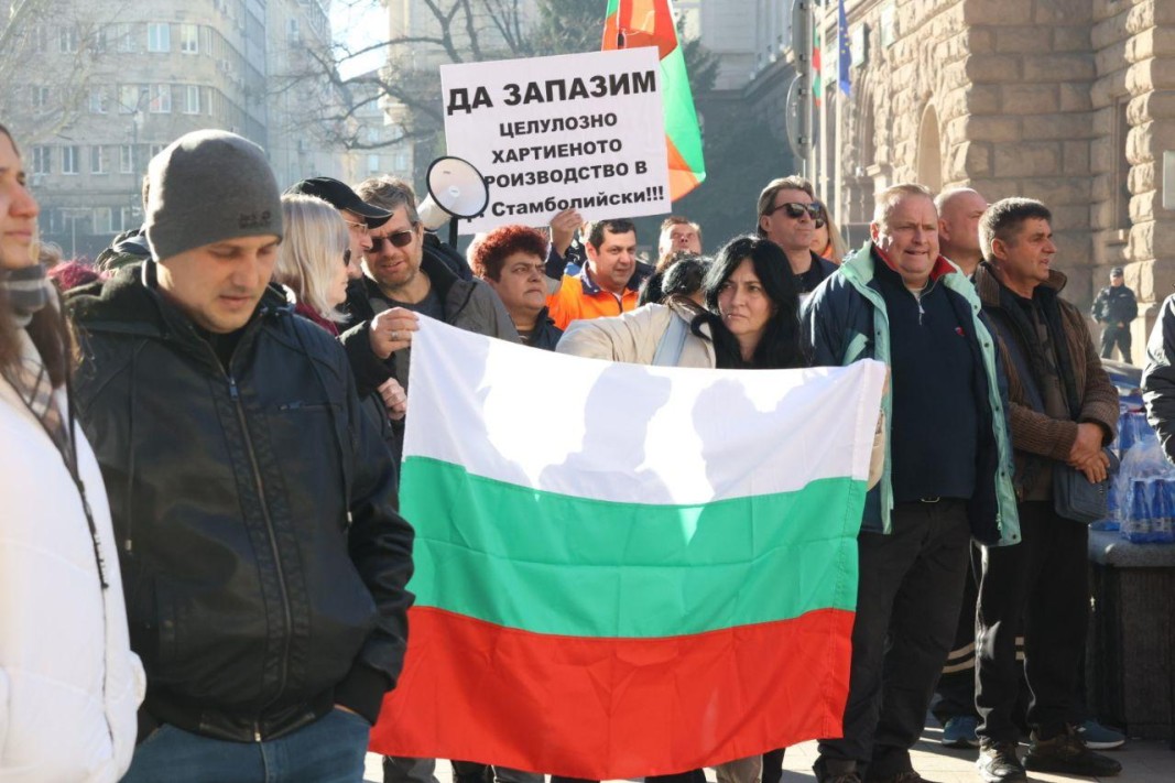 Работници от затворения завод "Монди" протестираха пред МС