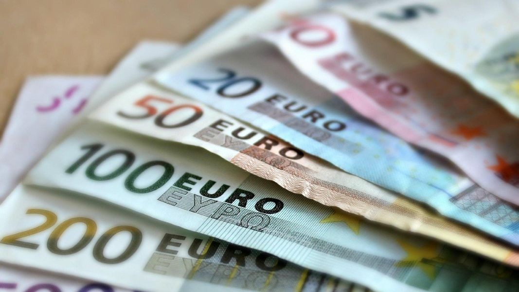 Евробарометър: Българите са разделени за входа в еврозоната – 46% са "за", но и 46% – против