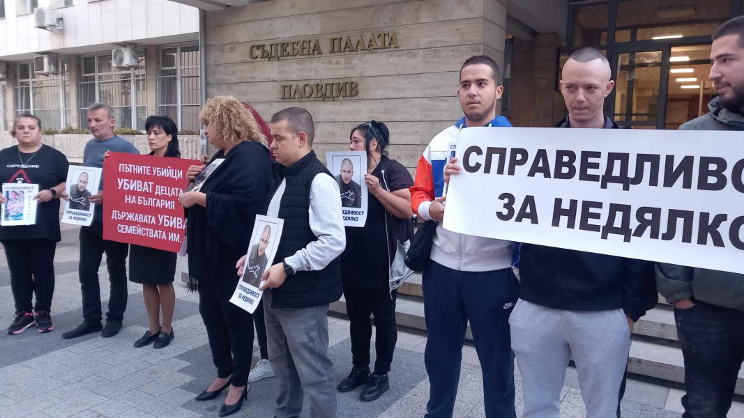Сдружение "Ангели на пътя" с тъжен протест пред Съдебната палата