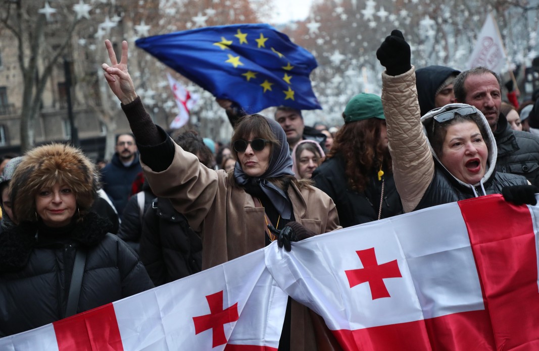 Поддръжници на грузинската опозиция протестираха, образувайки живи вериги
