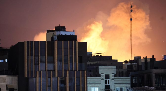 Размяната на удари в Персийския залив продължава