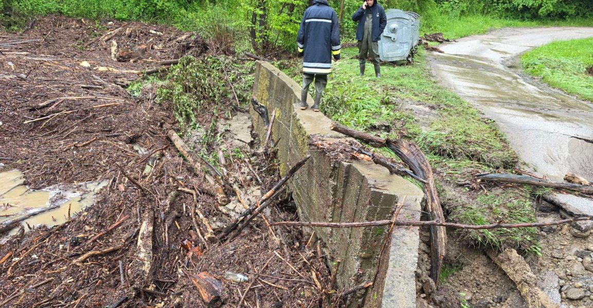 Обстановката в област Ловеч остава усложнена след падналите проливни валежи