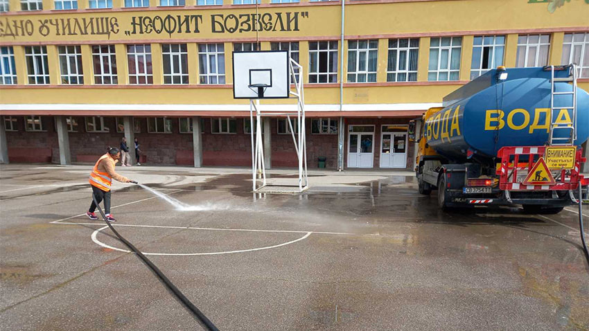 Измиват училищните дворове в София преди 24 май
