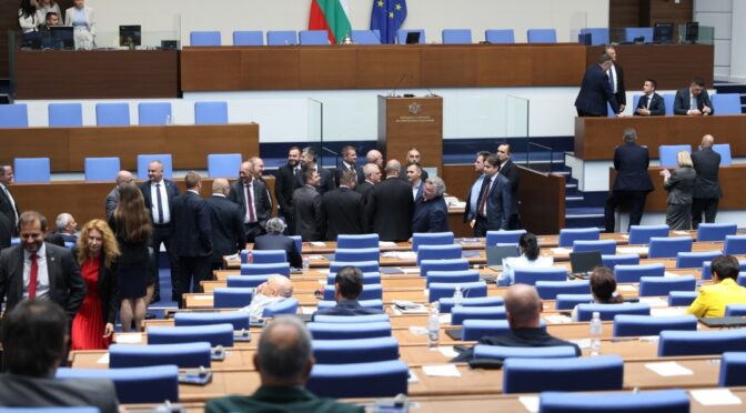Напрежение и скандали съпроводиха приемането на промени в закона за борба с корупцията в НС