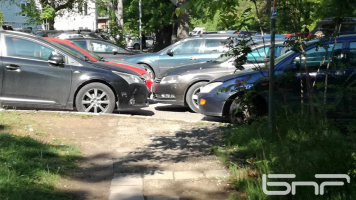 Превръщат 11 кални точки в район „Люлин“ в паркинги