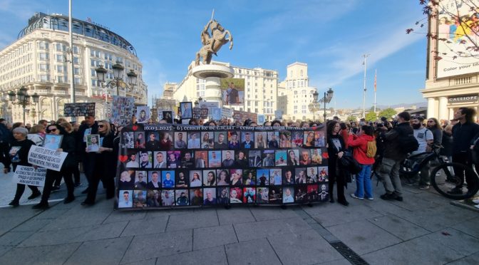 Цветя и бели сърца в памет на жертвите от дискотека „Пулс“ в Кочани