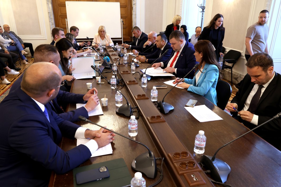 Комисията за влиянието на Нотариуса и Еврото ще изслуша Делян Пеевски, Христо Иванов и Лозан Панов