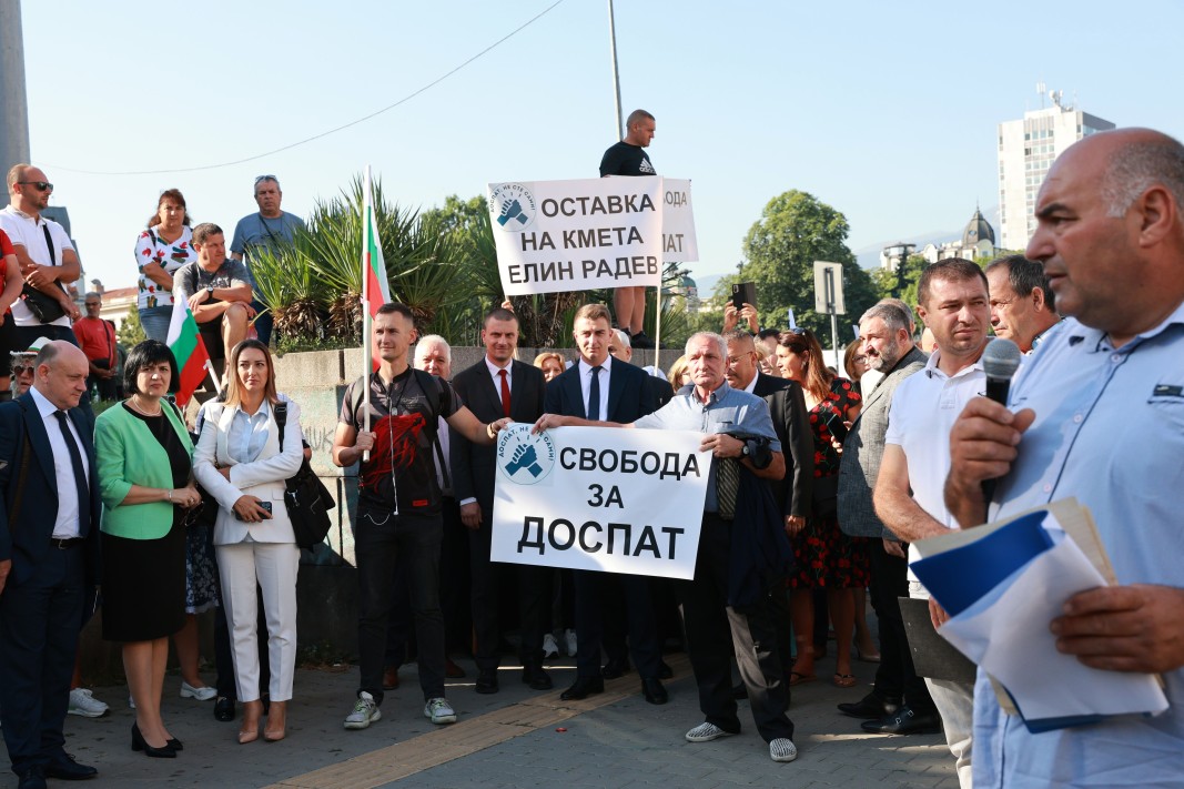 Жители на Доспат на протест в София срещу кмета Елин Радев