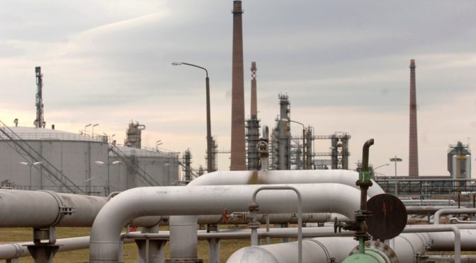 Унгария освобождава 250 000 тона суров петрол от резервите си