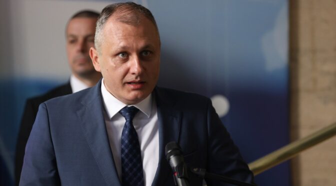 Няма технически проблем медицинските специалисти в училище да виждат здравните карти