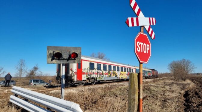 Влак помете на прелез каруца с две деца, едното от тях загина на място