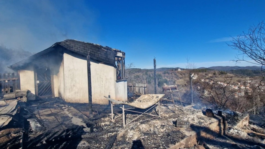Къща изгоря при пожар в смолянското село Чокманово