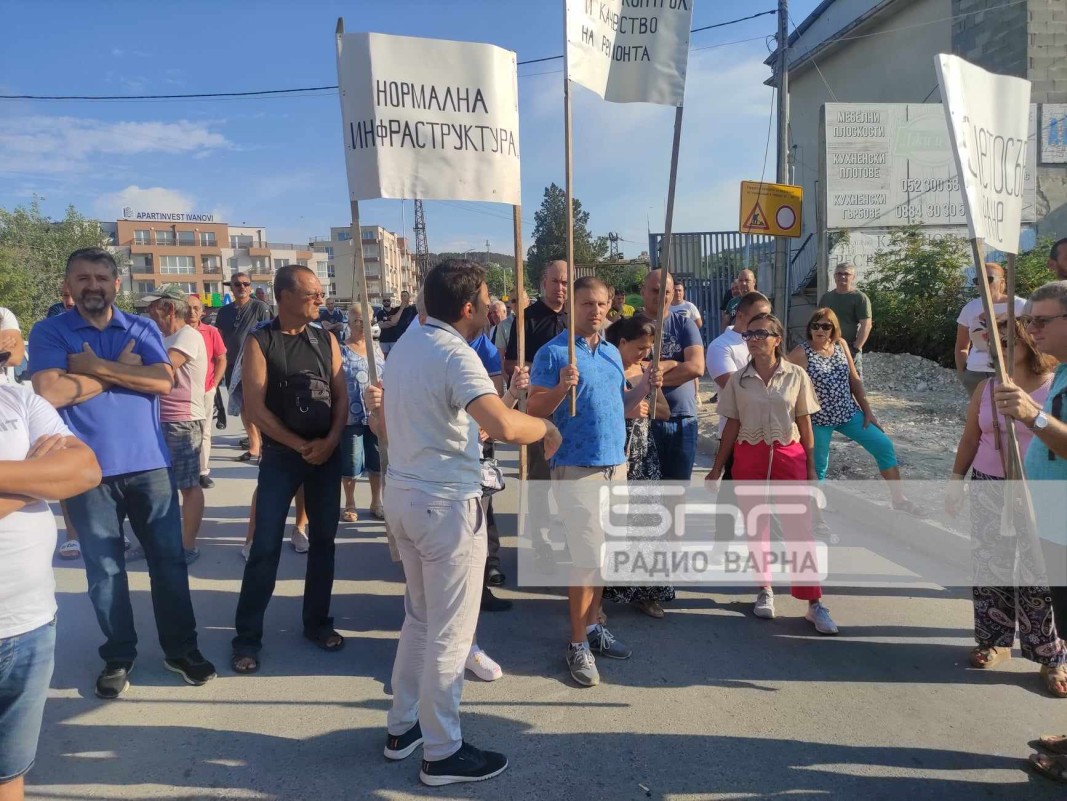 Протестиращи в Пчелина: Не издържаме вече! Фирмата-изпълнител: До 6 септември улиците ще бъдат възстановени