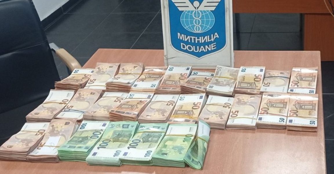 Митничарите задържаха недекларирани 81 385 евро и 19 750 долара